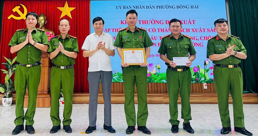 Phường Đông Hải: Khen thưởng đột xuất Công an phường lập thành tích xuất sắc trong công tác đấu tranh phòng, chống tội phạm